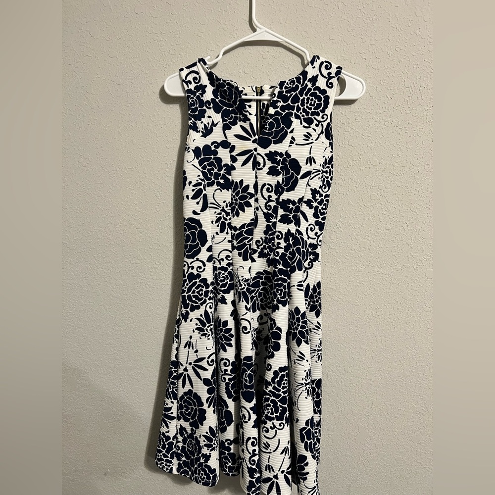 Danny & Nicole Floral Navy and White Sleeveless Flare Dress Size 4